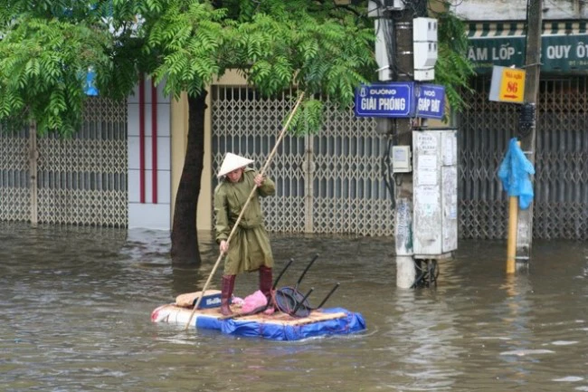 Trận lụt lịch sử năm 2008 tại Hà Nội.